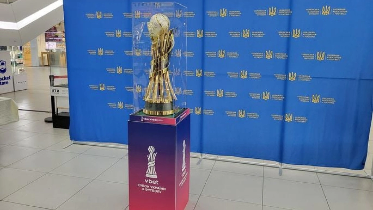 Головний футбольний трофей України прибув до Львова: графік експозиції