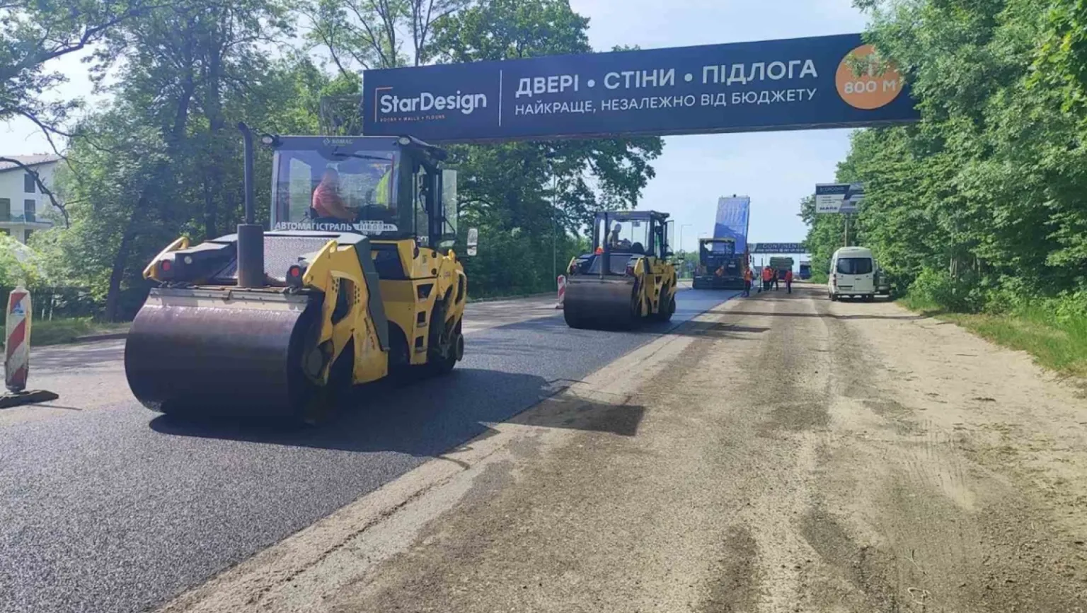 Пів мільйона квадратних метрів покриття: де саме на Львівщині латають автошляхи